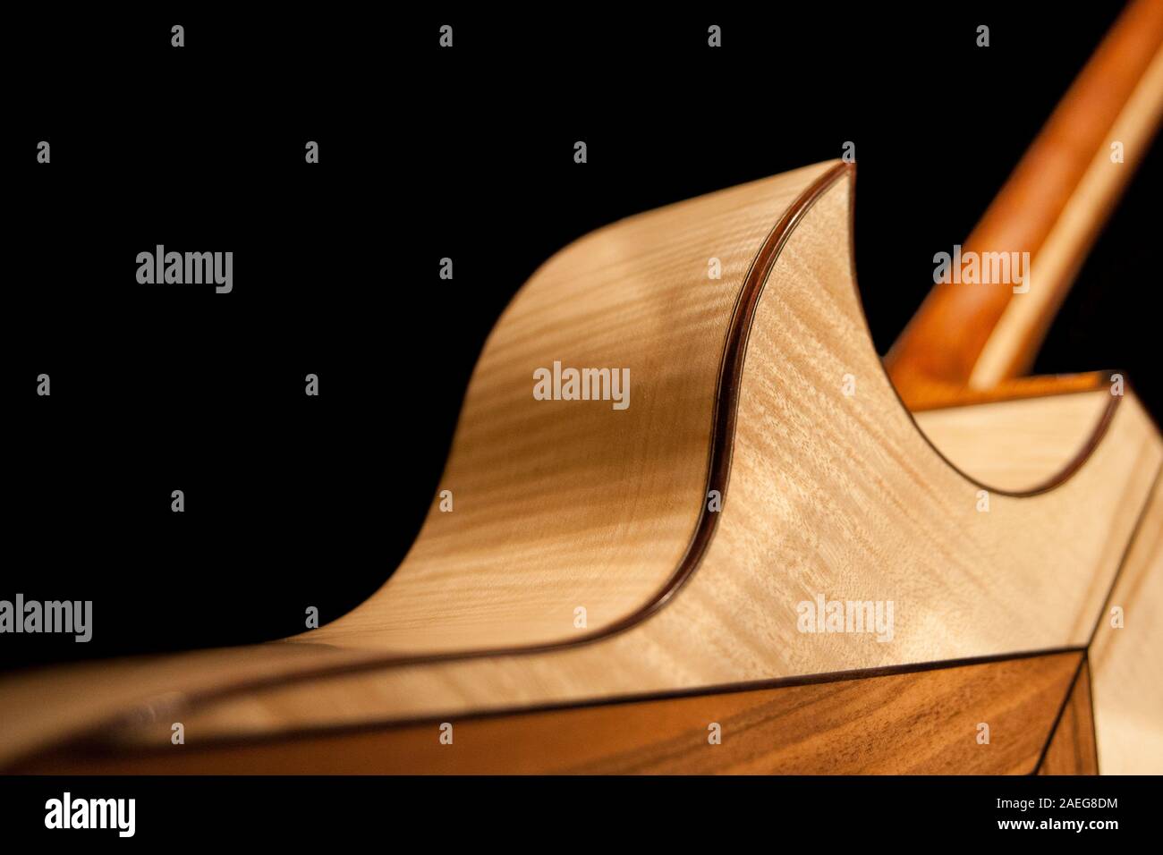 Un dettaglio della parte posteriore di un fatto a mano la chitarra su uno sfondo nero Foto Stock