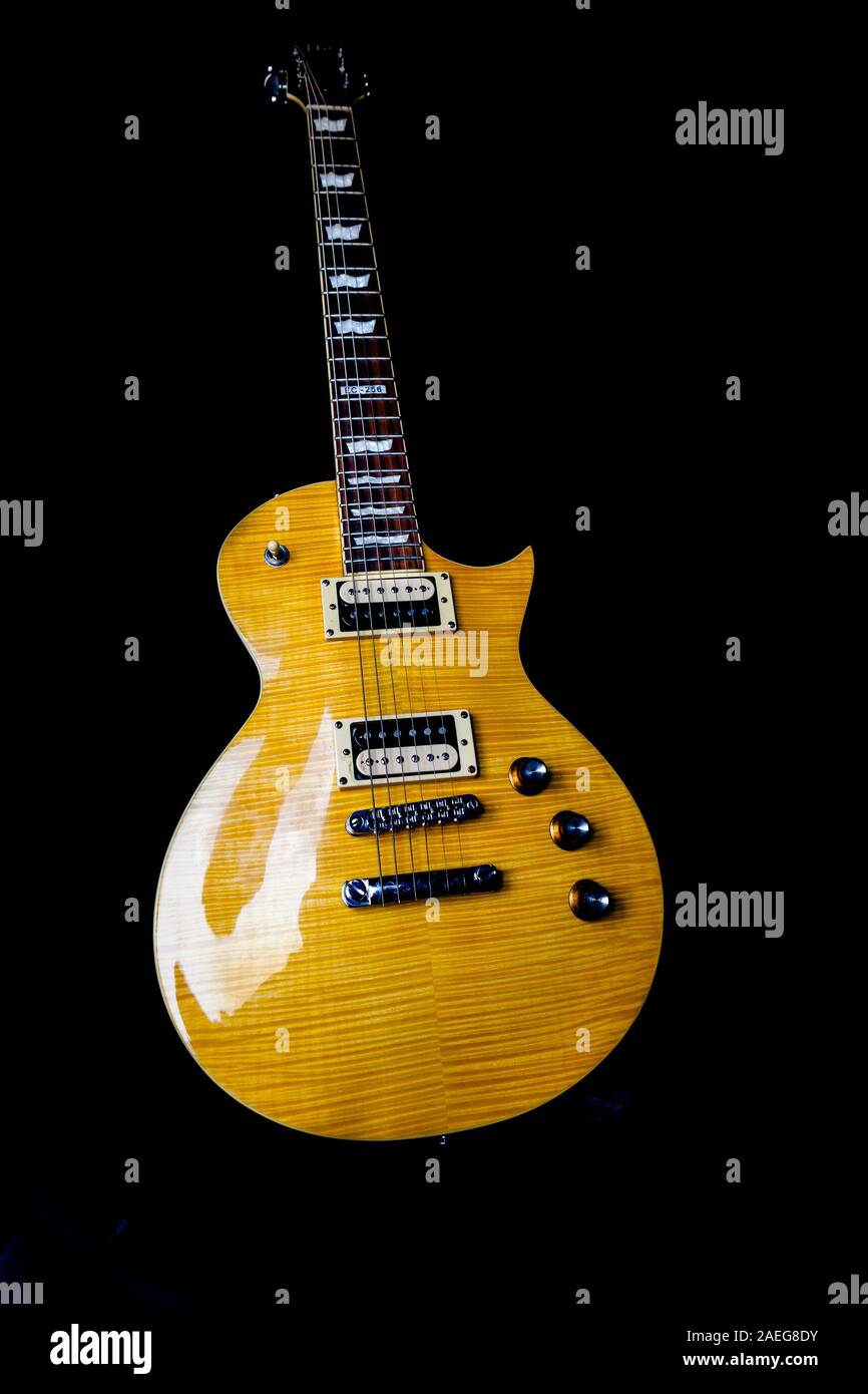 Un ritratto di una bella chitarra vintage su sfondo nero Foto Stock