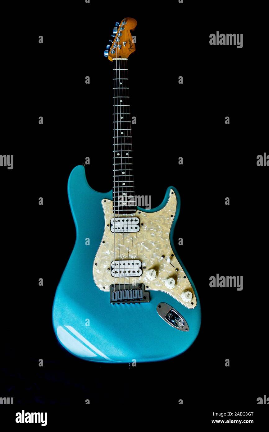 Ritratto di una luce blu la chitarra su uno sfondo nero. Foto Stock