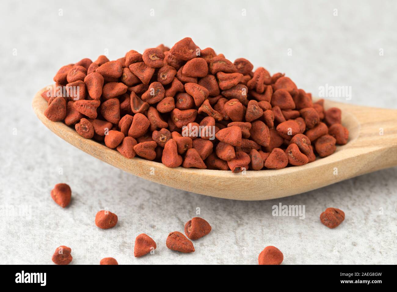 Cucchiaio con secchi semi di Annatto close up Foto Stock