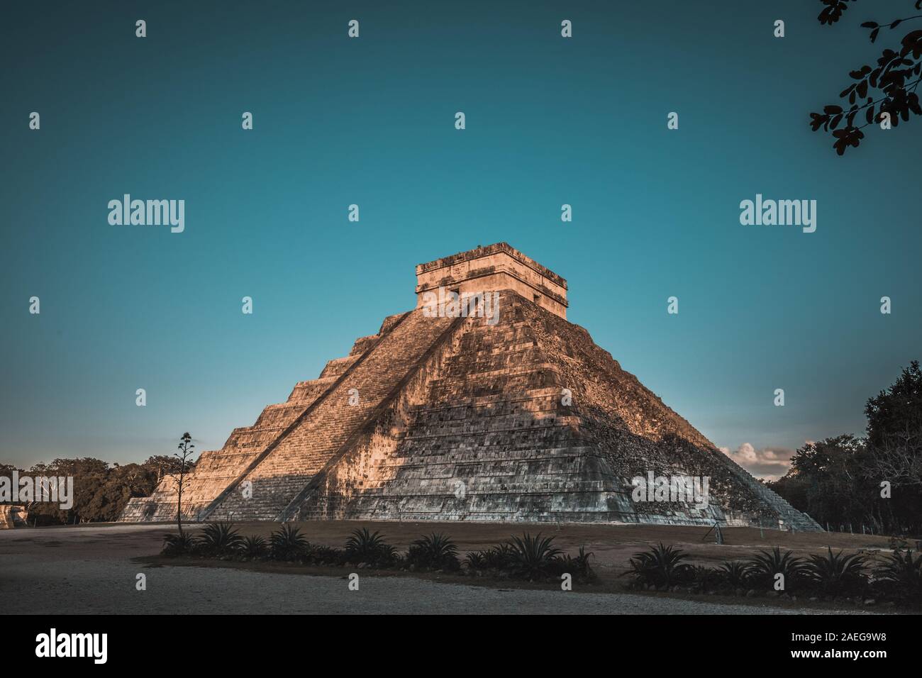Chichen Itza è stata una grande pre-colombiana città costruita dal popolo Maya. Il sito archeologico si trova in stato di Yucatan, Messico Foto Stock