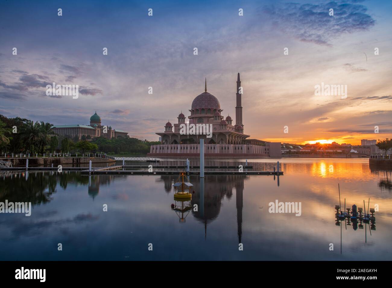 La moschea di Putra, uno dei più iconica moschea in Putrajaya Foto Stock