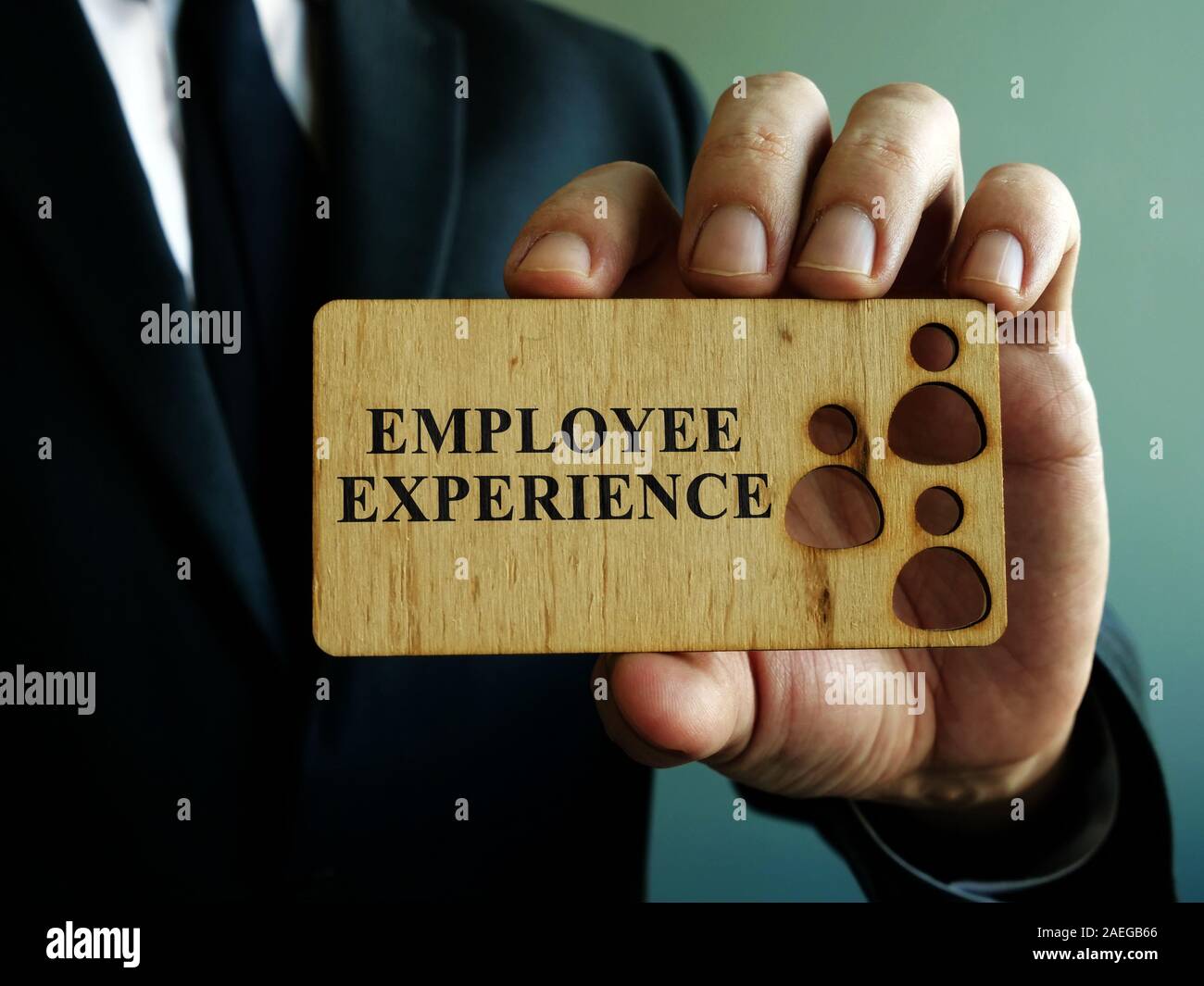 L uomo è la piastra di contenimento con segno esperienza dei dipendenti Foto Stock L uomo è la piastra di contenimento con segno esperienza dei dipendenti Foto Stock