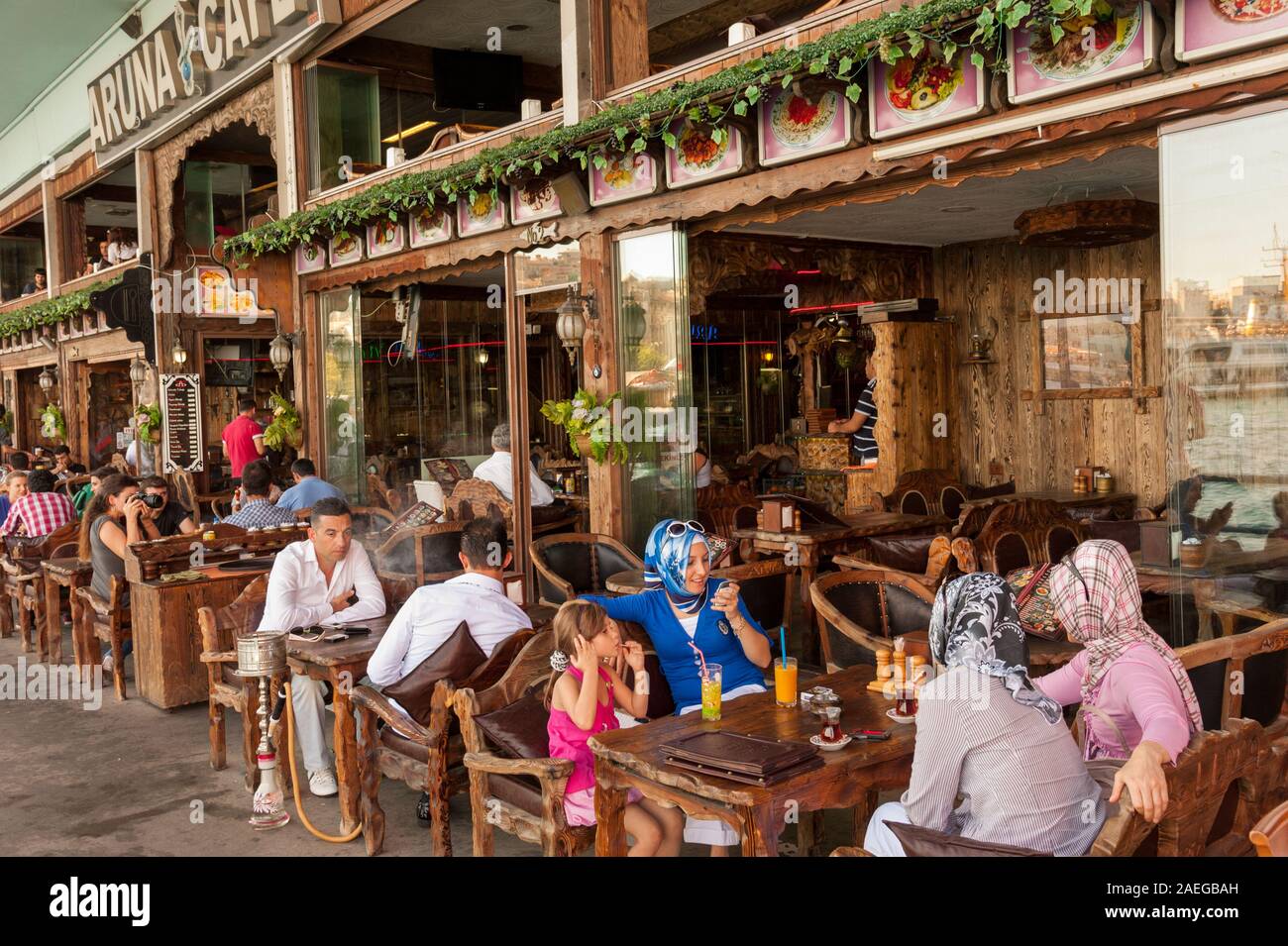 Ristorante e bar sotto il Ponte di Galata, Eminonu, Istanbul, Turchia Foto Stock