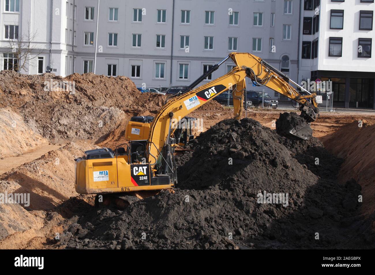 Escavatore con pala escavatore palline di sabbia su un sito in costruzione, Germania, Europa Foto Stock