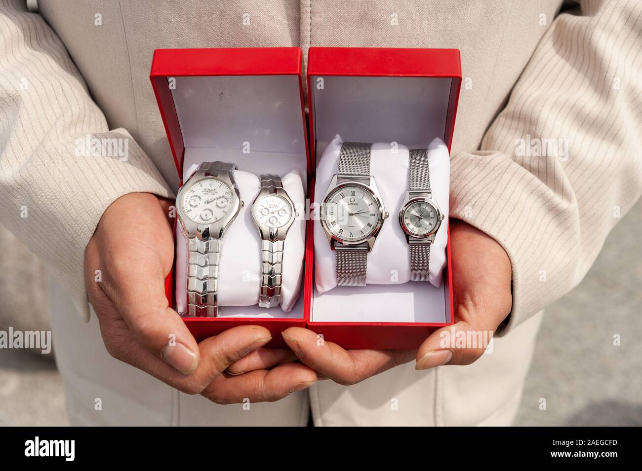 Uomo di vendita falsi Rolex e Omega orologi sulla strada, Shanghai, Cina Foto Stock