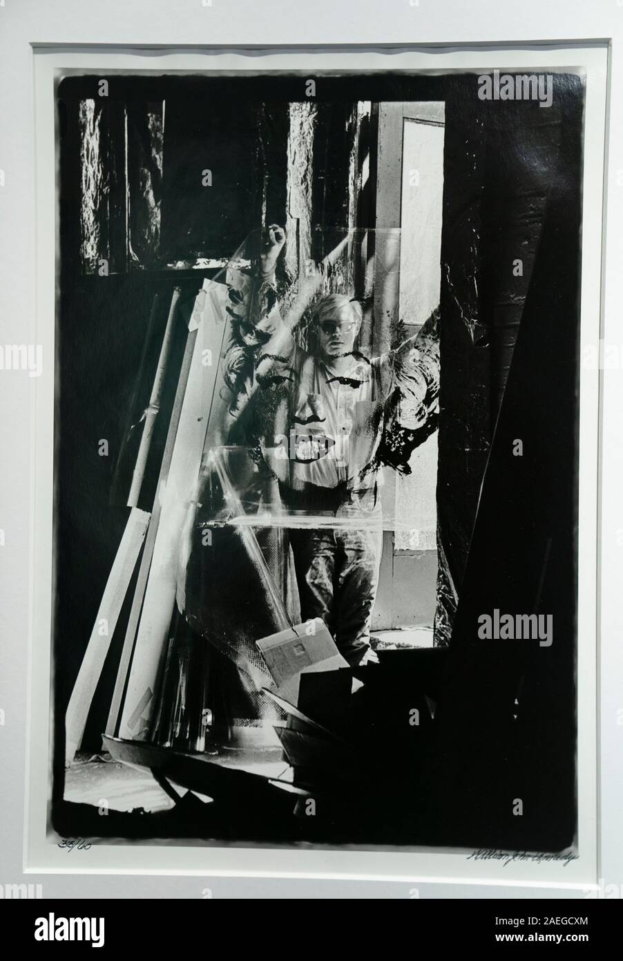 Andy Warhol holding "acetato arilyn ho' presi nel 1964 presso lo stabilimento di New York, uno di un numero unico di firmato e pubblicamente mai visto prima le immagini di Andy Warhol e il suo lavoro, fotografato dal suo intimo amico e confidente William John Kennedy, che sono stati rilasciati per la vendita compreso nel prezzo a partire da £ 5.000-£15.000 per stampa, presso la Voliera Art Gallery di Jesmond, Newcastle. Foto Stock