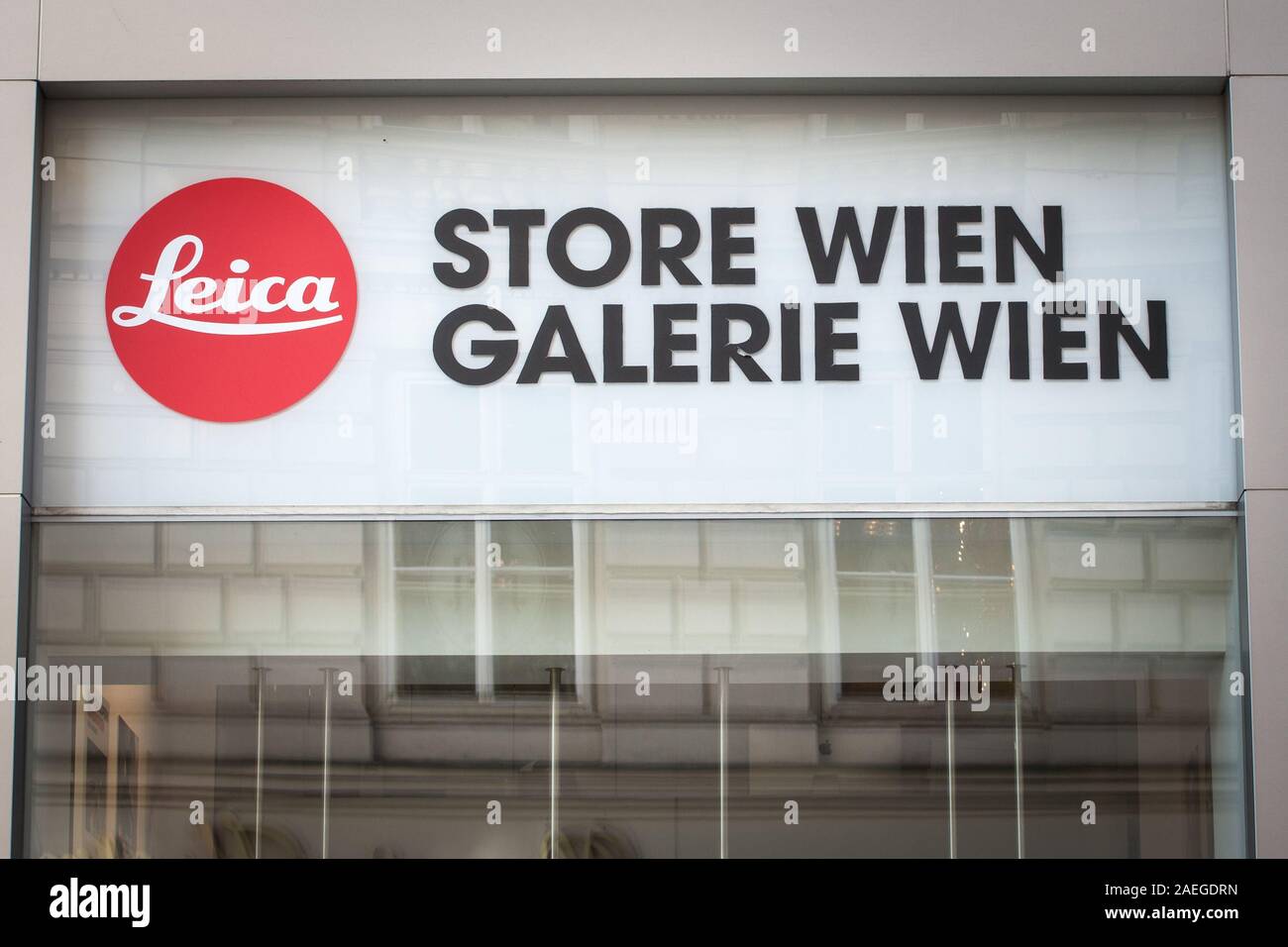 VIENNA, Austria - 6 Novembre 2019: Leica logo nella parte anteriore del loro rivenditore su un negozio di Vienna (chiamato Galerie Wien). Leica è un produttore tedesco di Foto Stock