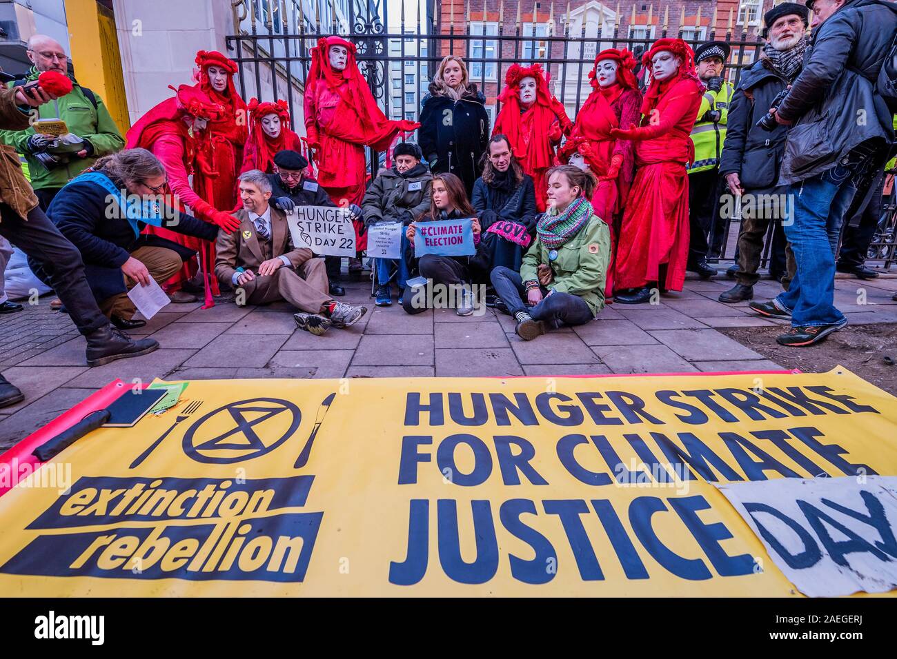 CCHQ, Londra, Regno Unito. 9 Dic 2019. Lily Cole visite scioperanti della fame Peter Cole, 76, e Marko, che sono stati in sciopero per 21 giorni, fuori CCHQ, nella speranza che qualcuno dal partito conservatore sarebbe venuto fuori e parlare loro di loro degli obiettivi climatici. Finora nessuno è venuto fuori. Estinzione Rebellion dodici giorni di crisi per garantire il clima e l'emergenza ecologica è in cima all'ordine del giorno questa elezione generale. Credito: Guy Bell/Alamy Live News Foto Stock
