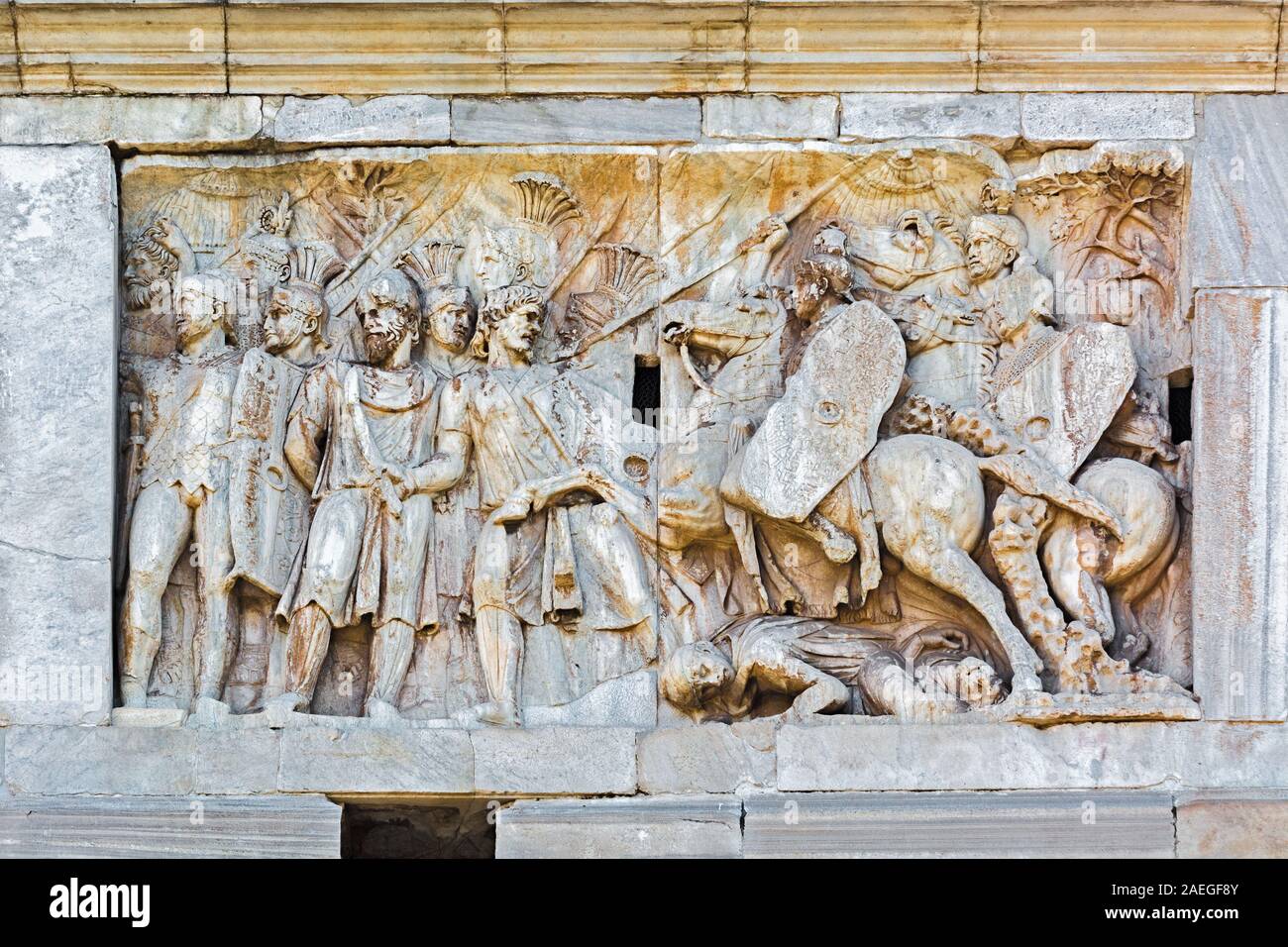 Roma, Italia - Ott 03, 2018: Dettaglio dell'arco trionfale di Costantino. Il bassorilievo sul lato ovest. Episodio Daci guerre. Foto Stock
