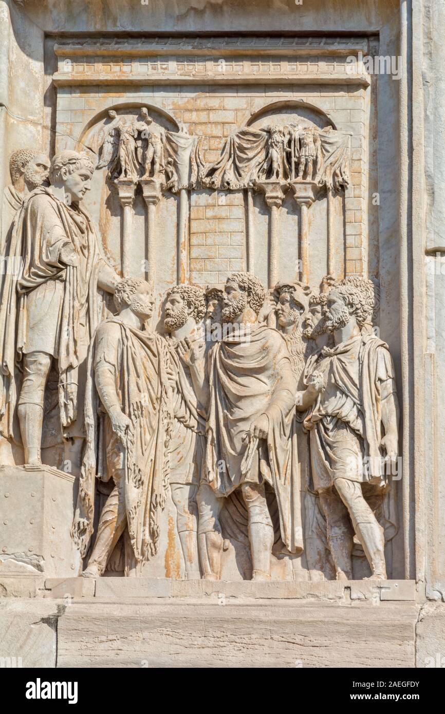 Roma, Italia - Ott 03, 2018: Rex Datus - Dettaglio dell'arco trionfale di Costantino. Il bassorilievo sul lato sud del ' il leader tedesco appea Foto Stock