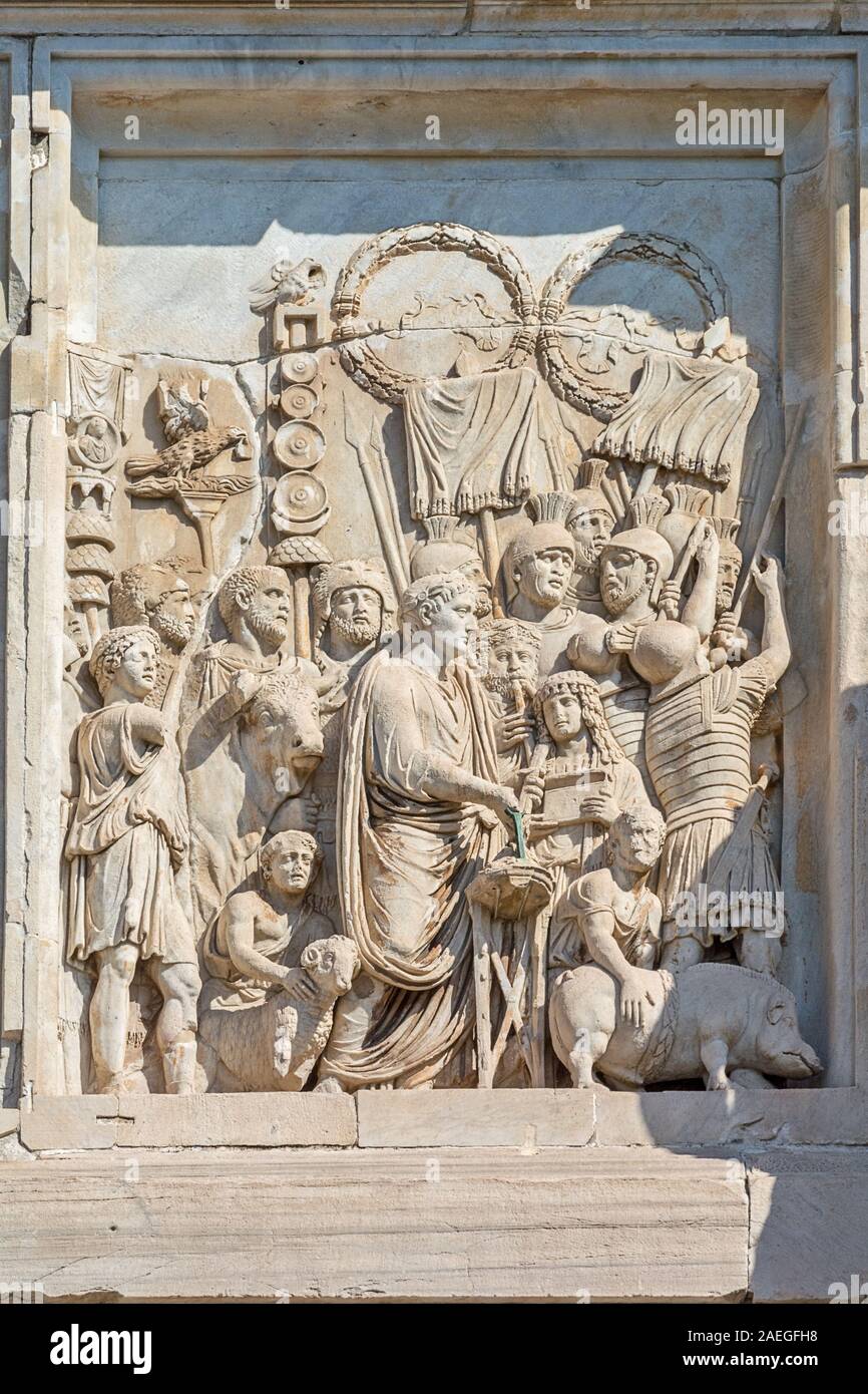 Roma, Italia - Ott 03, 2018: Dettaglio dell'arco trionfale di Costantino. Lustratio , il bassorilievo sul lato sud "purificazione mediante il sacrificio". Foto Stock