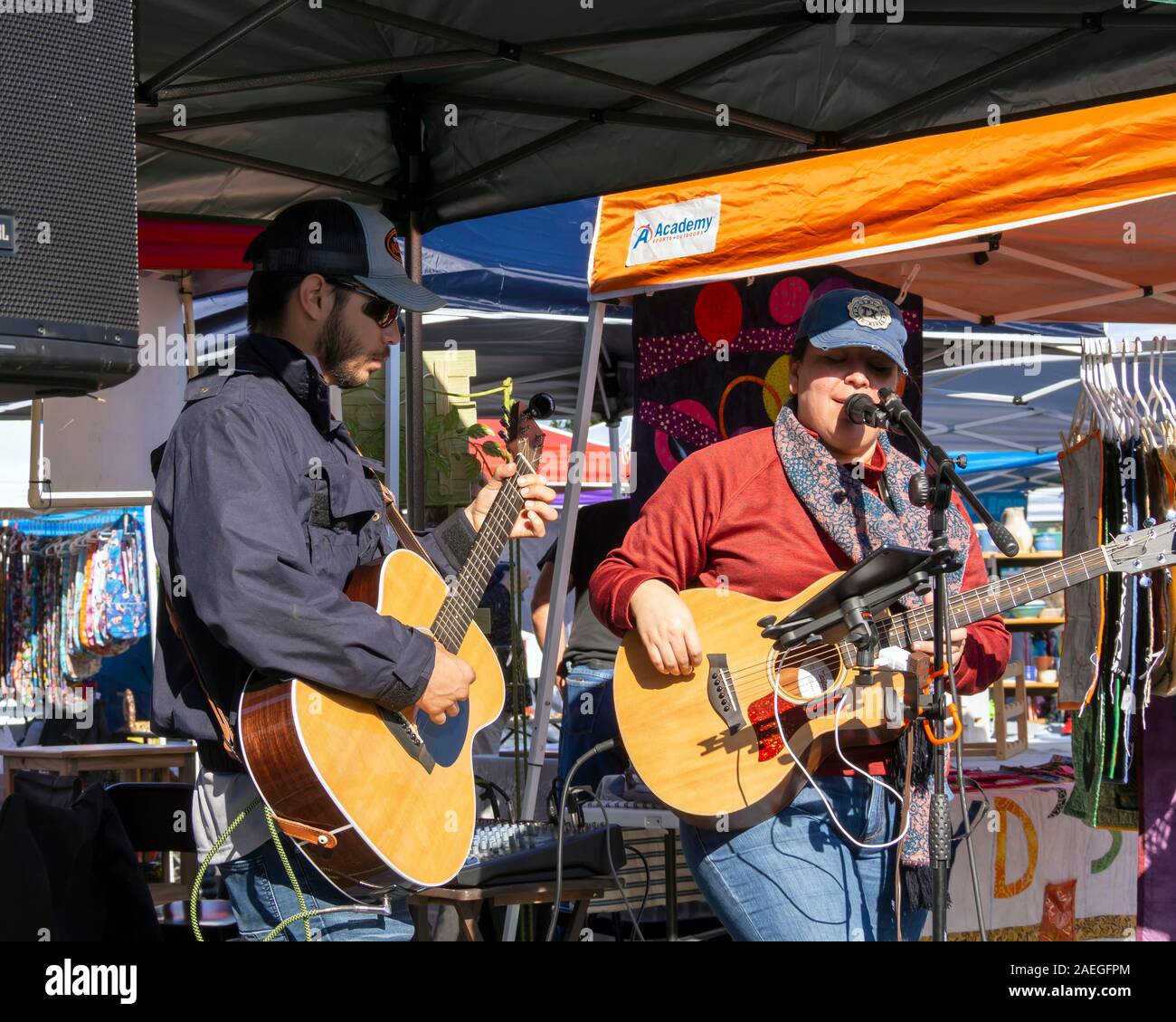 Musicisti suonano la chitarra acustica e cantare al Corpus Christi, Texas USA Southside mercato agricolo. Foto Stock