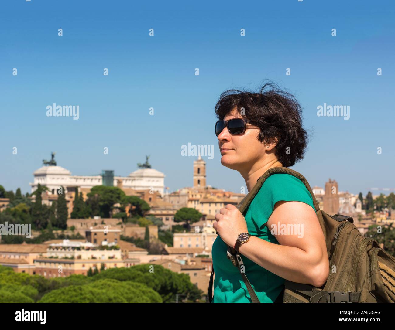Tourist ammirato di vista su Roma da Orange Garden, il Giardino degli Aranci sul colle Aventino Foto Stock