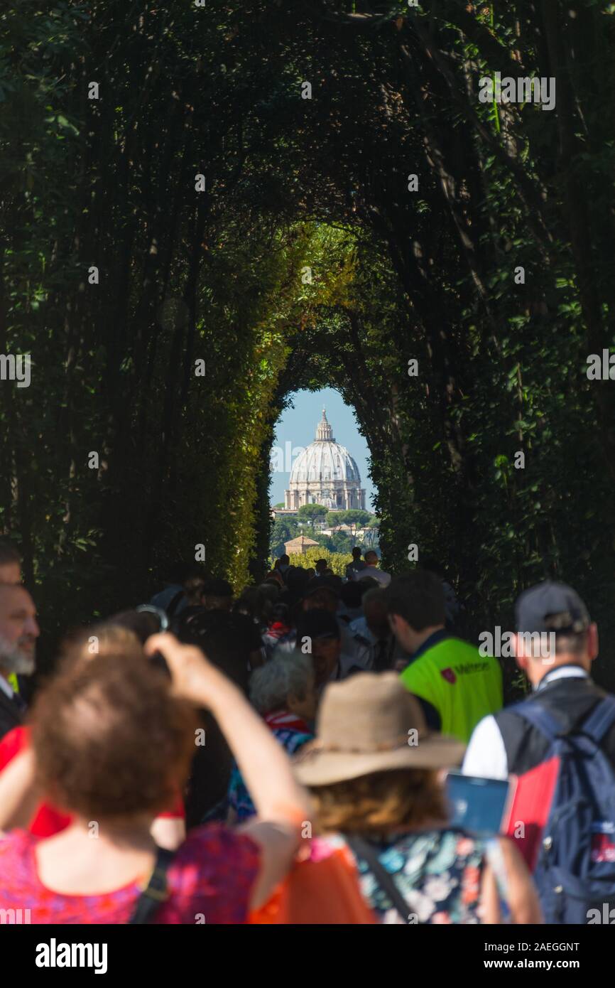 Roma, Italia - Ott 03, 2018: una particolare vista sulla cupola di San Pietro (Città del Vaticano - Roma). A Piazza Cavalieri di Malta vi è la Villa del Prio Foto Stock
