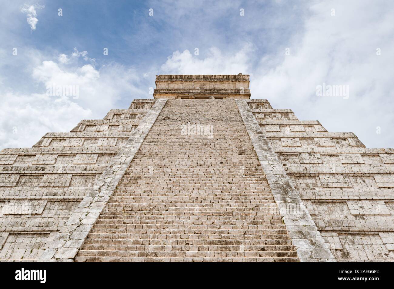 Chichen Itza, Yucatan, Messico: Close-up sull'emblematico tempio di Kukulcan ("El Castillo ') Piramide Maya a Chichen Itza sito archeologico. Foto Stock
