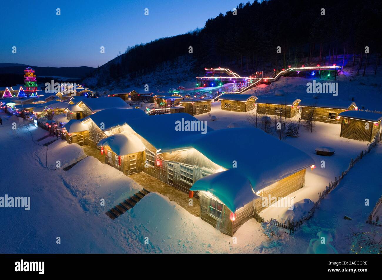 Vista notturna di case illuminate nel villaggio di neve nella periferia della città di Arxan, nel nord della Cina di Mongolia Interna Regione Autonoma il 9 dicembre 2 Foto Stock