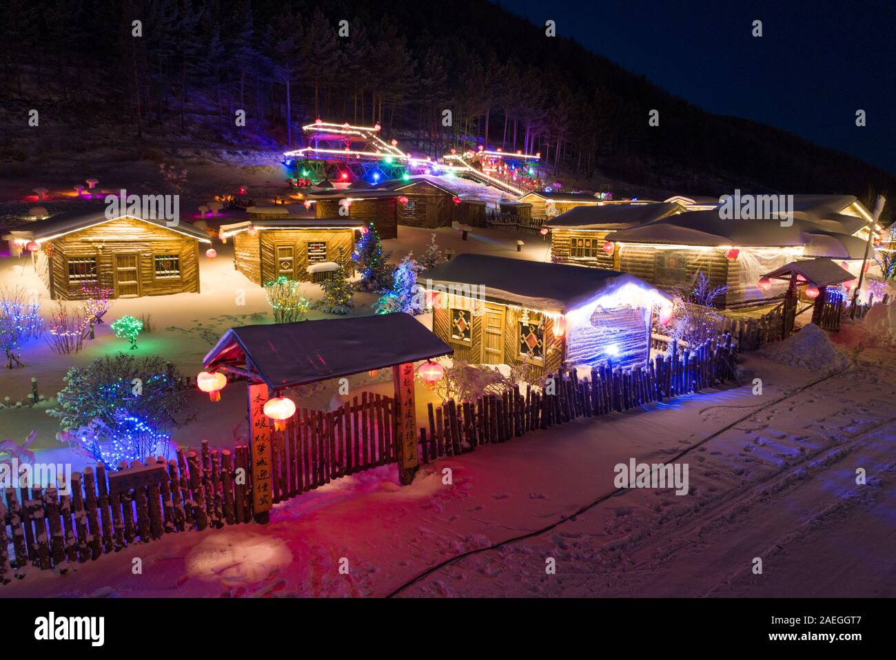 Vista notturna di case illuminate nel villaggio di neve nella periferia della città di Arxan, nel nord della Cina di Mongolia Interna Regione Autonoma il 9 dicembre 2 Foto Stock