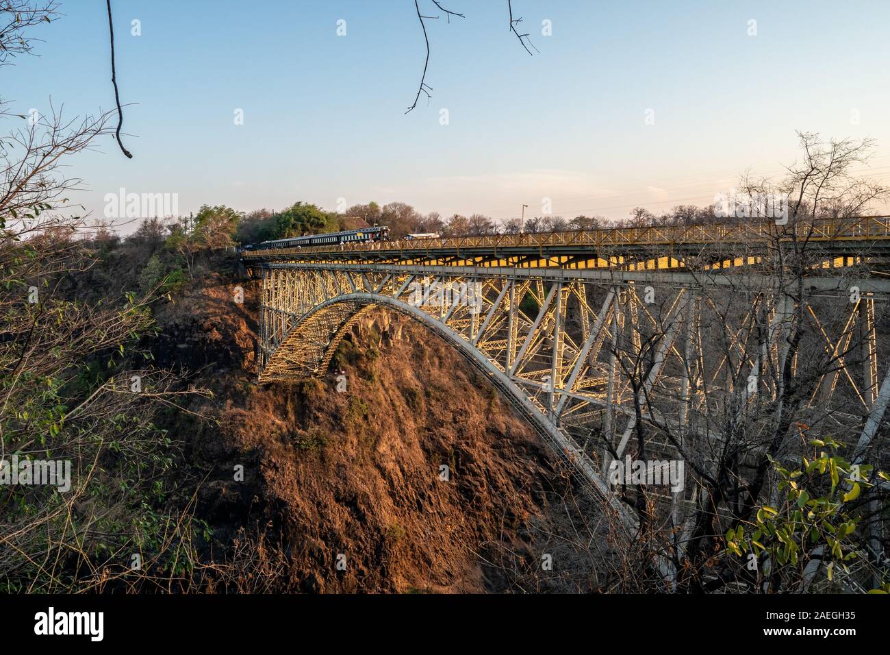 La Victoria Falls Bridge segna il confine tra Zambia e Zimbabwe in Africa australe Foto Stock