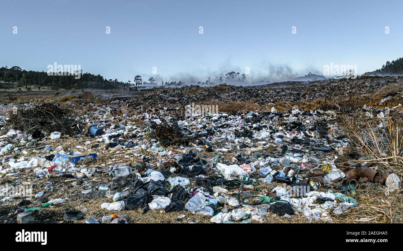 La masterizzazione di garbage sui Campi alla periferia di Quetzaltenango, Guatemala. Si tratta di comuni di gestione dei rifiuti Foto Stock