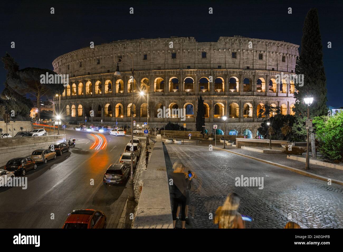 Roma, Italia - Ott 03, 2018: la notte Colosseo vista da via degli Annibaldi, Roma. Foto Stock