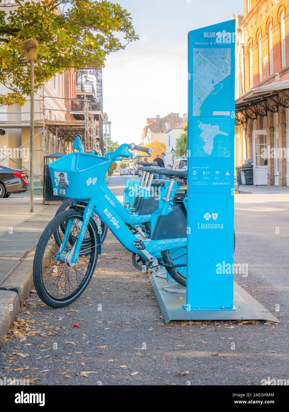 New Orleans, Stati Uniti d'America. Dicembre 2019. Fila di molte biciclette blu bici su rack quota bici Foto Stock