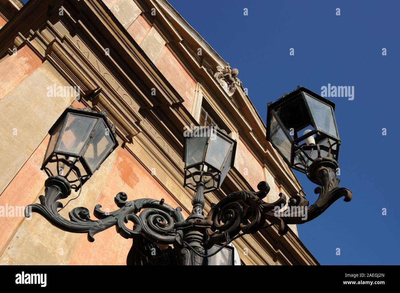 Vista prospettica dal basso di un lampione in ferro Foto Stock