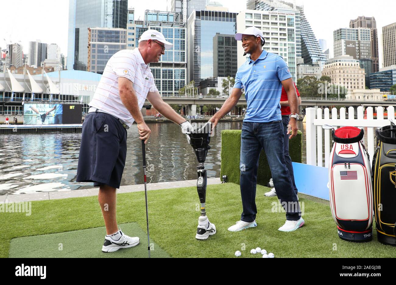 Melbourne, Australia. Il 9 dicembre, 2019. Tiger Woods passa l'arto artificiale di Shane Luca davanti al 2019 Presidenti Cup a Melbourne, Australia, Dicembre 9, 2019. Shane Luca il padre lo ha introdotto per il campo da golf quando aveva dieci anni. Egli è stato in tutti gli sport fino a quando ha perso la sua gamba a quindici anni per cancro osseo. Shane è stata in grado di giocare il gioco al di fuori di una gamba, ottenendo un handicap plus a Sydney Bankstown Golf Club nel 2018. Shane mantiene il suo mantra che il golf è stata la sua riabilitazione per la vita. Credito: Bai Xuefei/Xinhua/Alamy Live News Foto Stock