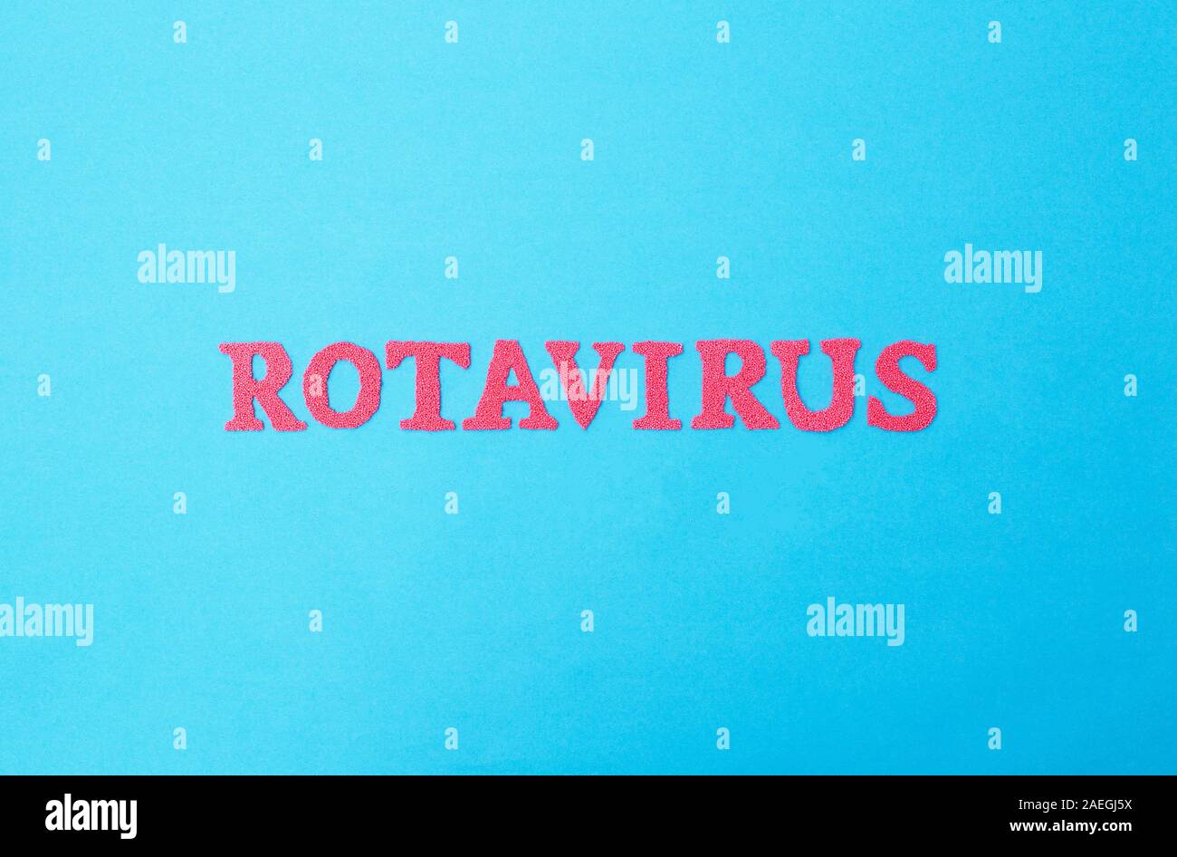 Rotavirus parola fatta di lettere rosse su sfondo blu. Il concetto di infezione da rotavirus in bambini e adulti, influenza intestinale, la medicazione Foto Stock