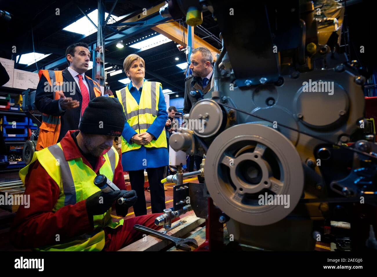 SNP leader Nicola Storione durante una visita a Clarke Fire Servizi in Coatbridge, North Lanarkshire, mentre sulla campagna elettorale trail. Foto Stock