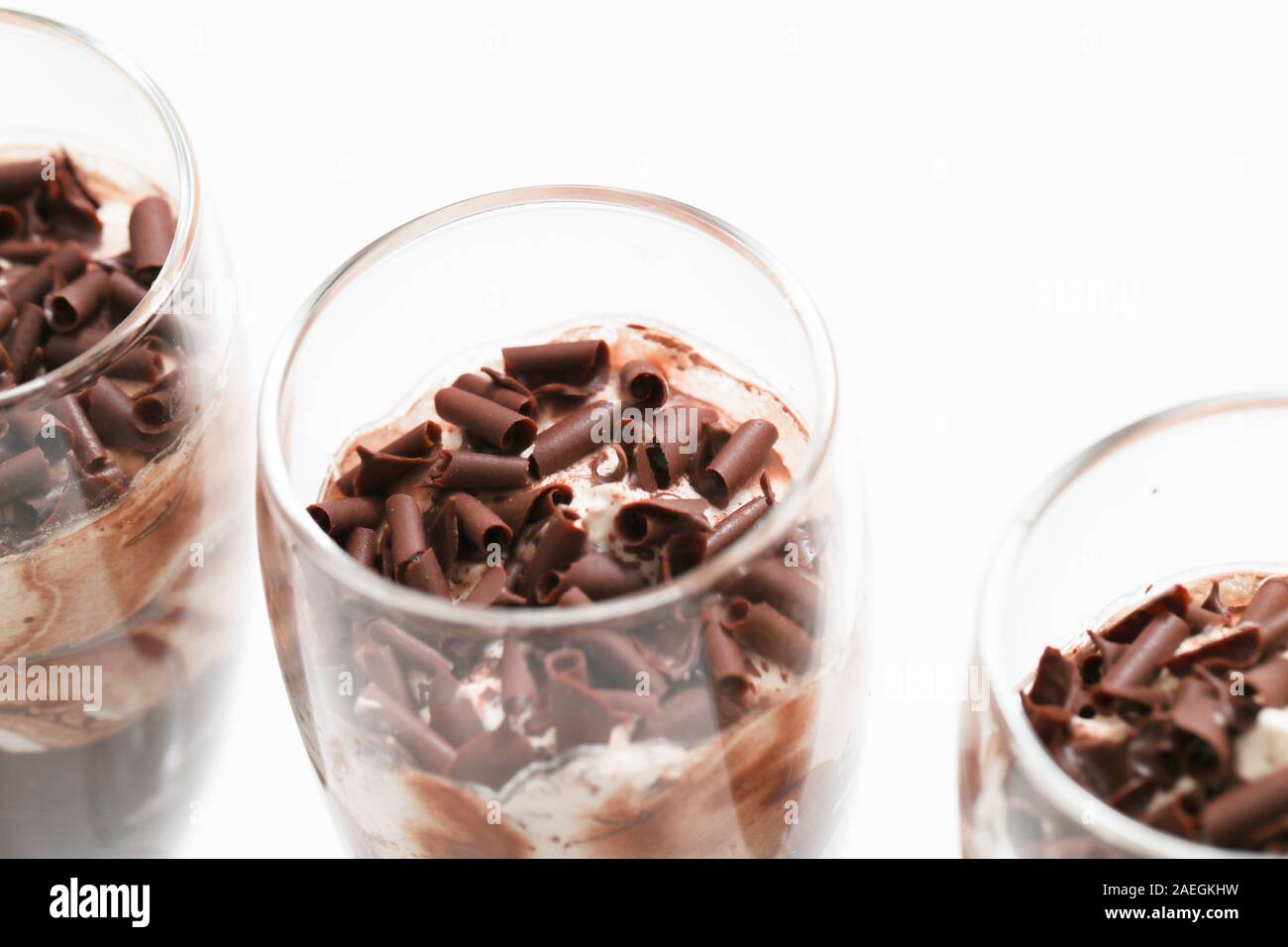 Layered inezia dessert con cioccolato spugna Foto Stock