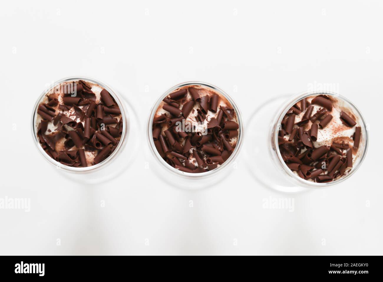 Layered inezia dessert con cioccolato spugna Foto Stock