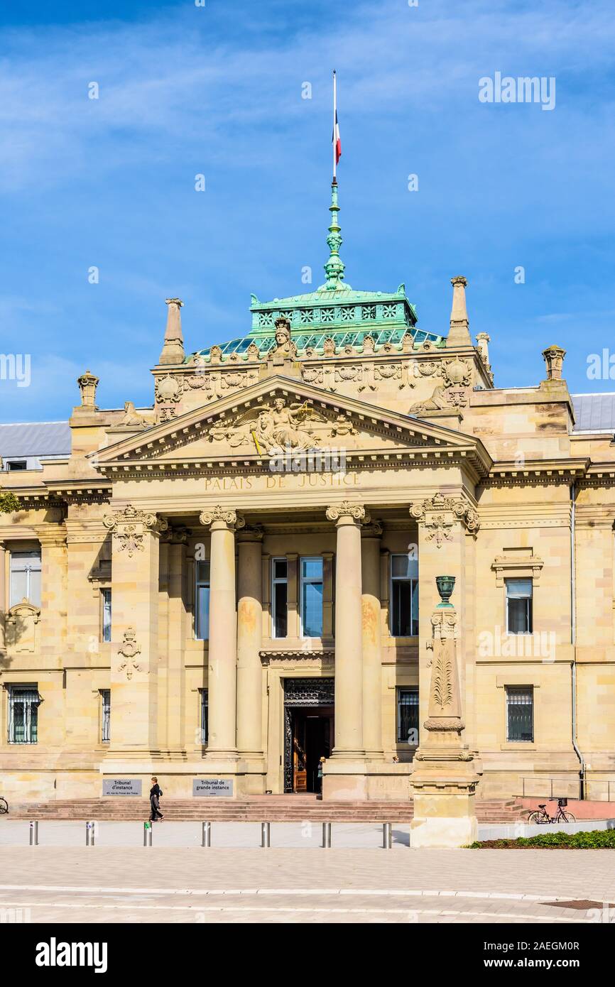 Close-up del portico con colonne ioniche del Palais de Justice, un neo-greco palazzo costruito sotto l'impero tedesco, che ospita la corte alta. Foto Stock