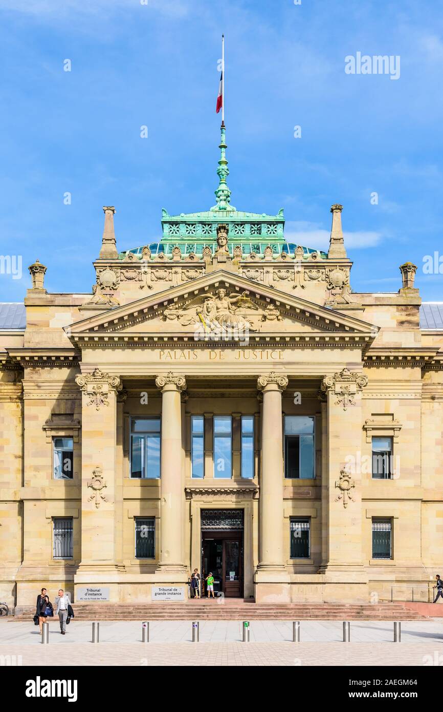 Vista frontale del portico con colonne ioniche del Palais de Justice, un neo-greco palazzo costruito sotto l'impero tedesco, che ospita la corte alta. Foto Stock