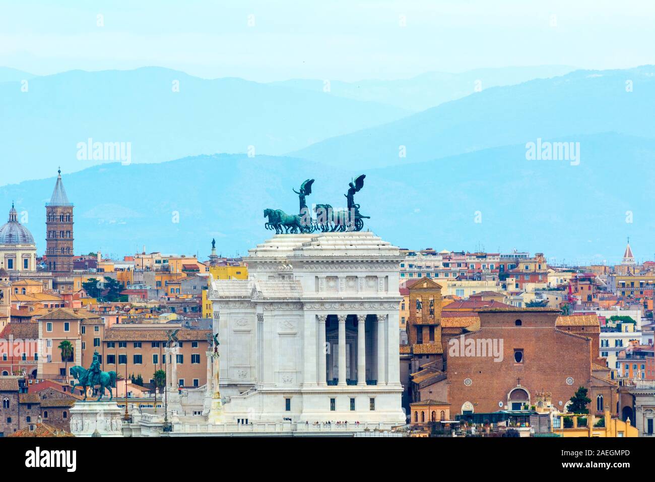 Roma, Italia - Ott 05, 2018: vista dell'Altare della Patria incorniciato da tetti di Roma Foto Stock