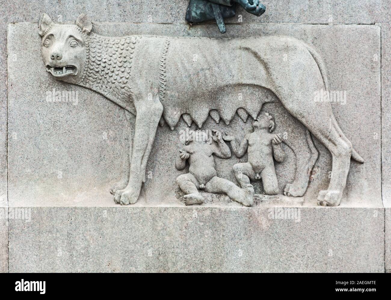 Roma, Italia - Ott 05, 2018: il bassorilievo raffigurante un lupo che nutre Romolo e Remo si trova sul piedistallo del maestoso Garibaldi Monu Foto Stock