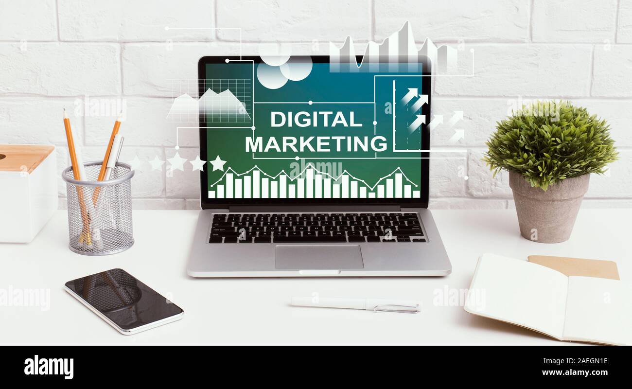 Il marketing digitale il testo su laptop ghiaioni, panorama Foto Stock