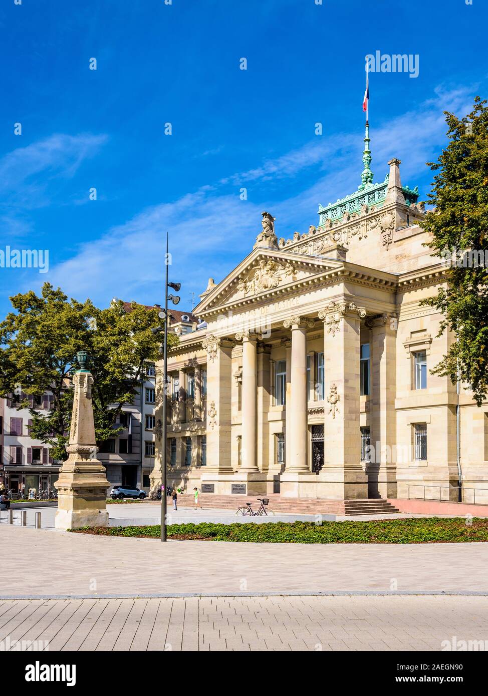 Facciata e portico con colonne ioniche del Palais de Justice, un neo-greco palazzo costruito sotto l'impero tedesco, che ospita la corte alta. Foto Stock