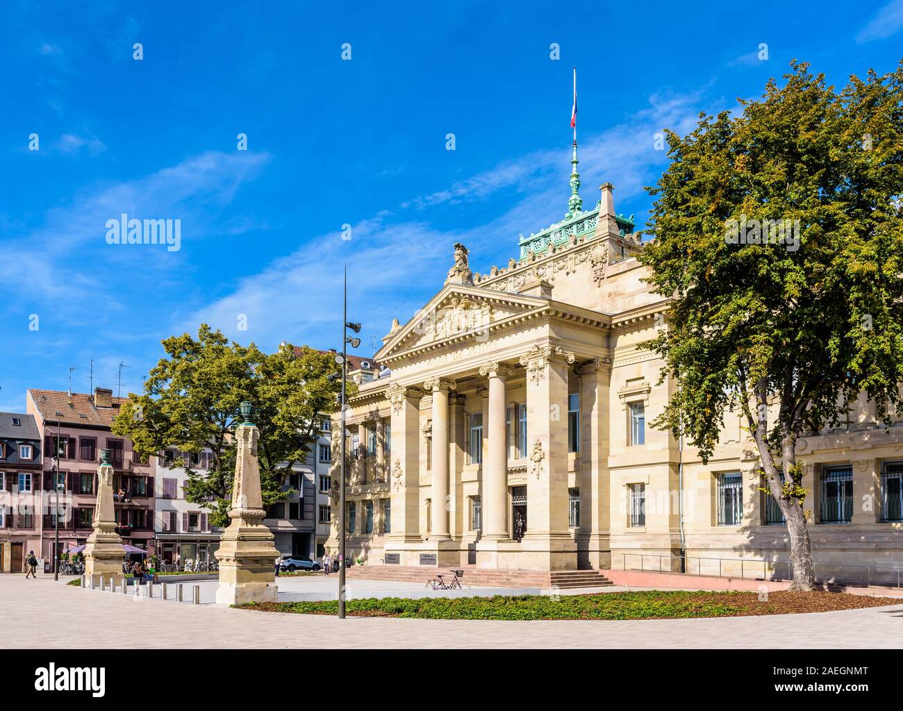 Facciata e portico con colonne ioniche del Palais de Justice, un neo-greco palazzo costruito sotto l'impero tedesco, che ospita la corte alta. Foto Stock