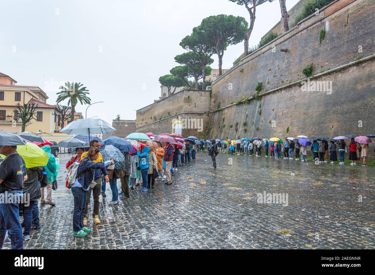 Roma, Italia - Ott 06, 2018: La coda per visitare il Vaticano in un giorno di pioggia Foto Stock