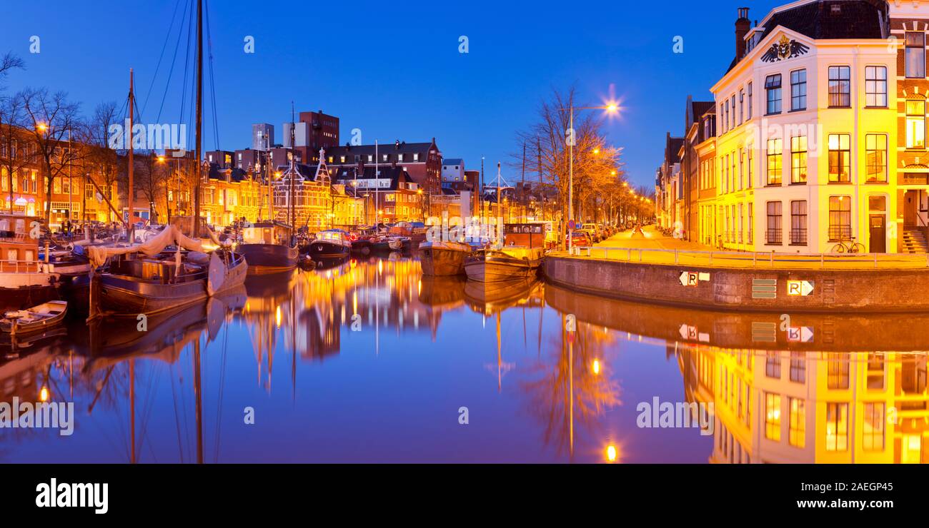 La città di Groningen nel nord dei Paesi Bassi, fotografato di notte. Foto Stock