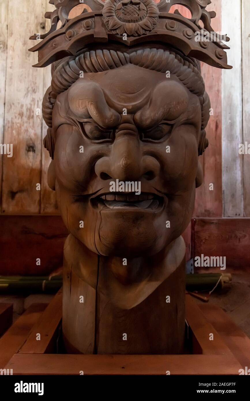 Aprile 22, 2019: testa di legno di un tutore al Tempio di Todai-ji. Nara, Giappone Foto Stock