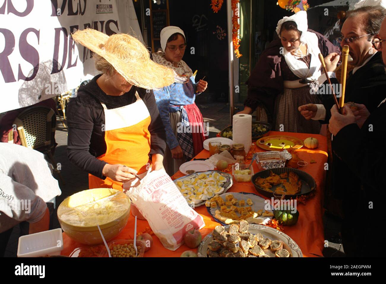 Degustazione di specialità provenzali in strada in costume tradizionale Toulon Var Provence Francia Foto Stock