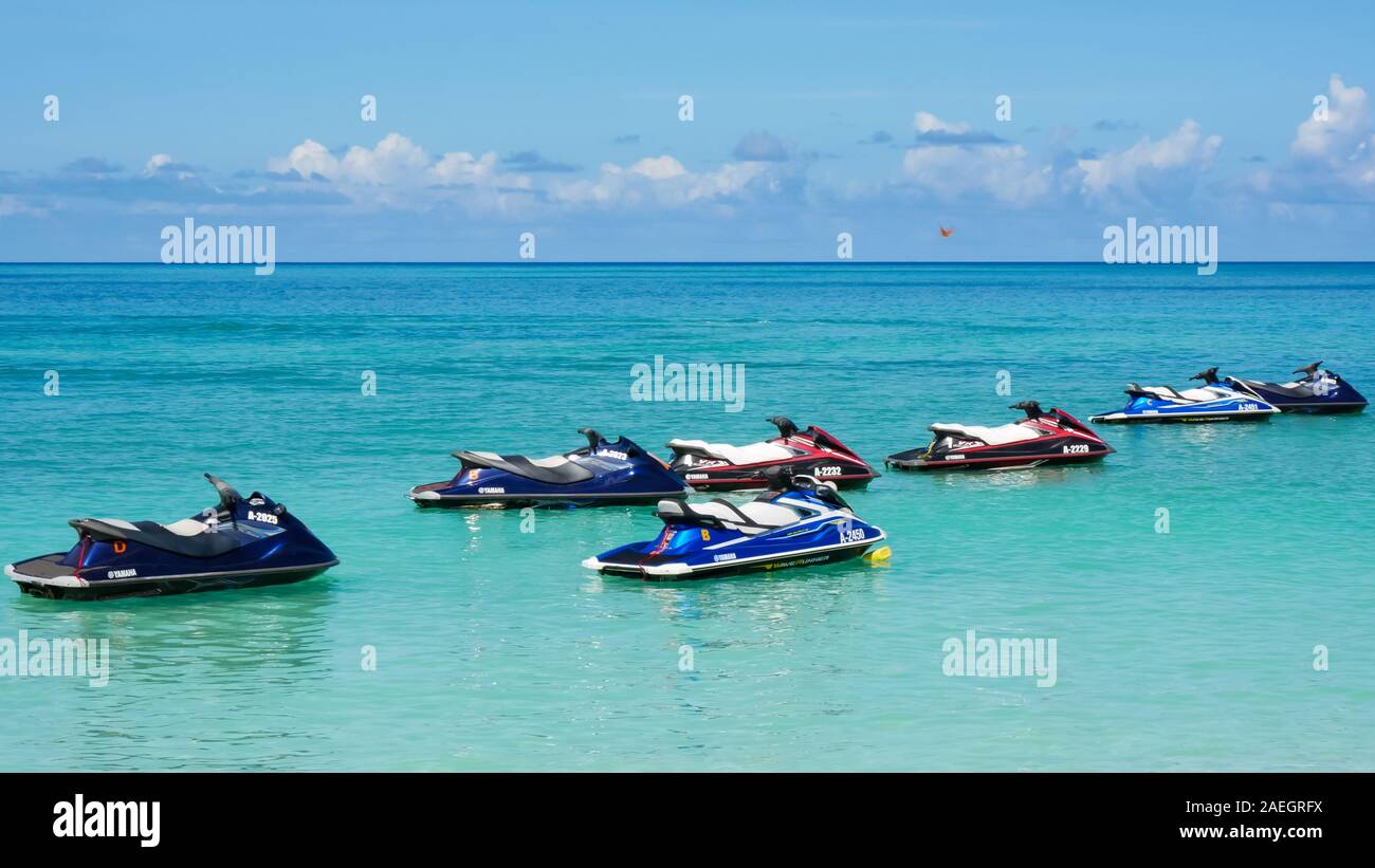 Colorata Jet sci sulle acque turchesi di Eagle beach ad Aruba Foto Stock