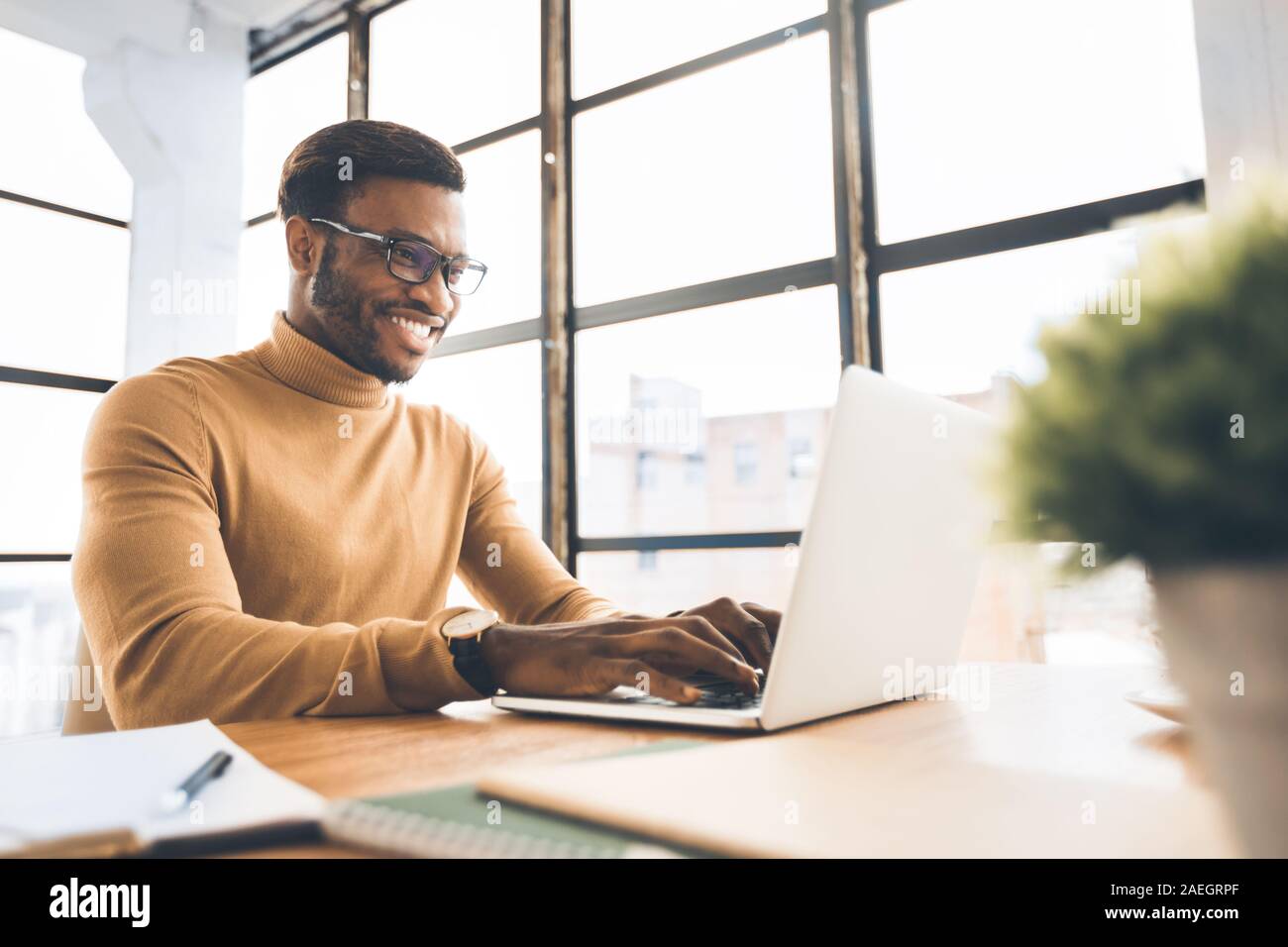 Soddisfatto studente nero cercando stranieri programmi di scambio Foto Stock