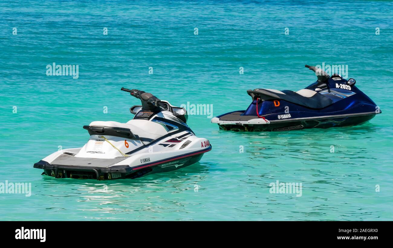 Primo piano di due jet ski il galleggiante sul turchese mare dei caraibi acqua Foto Stock