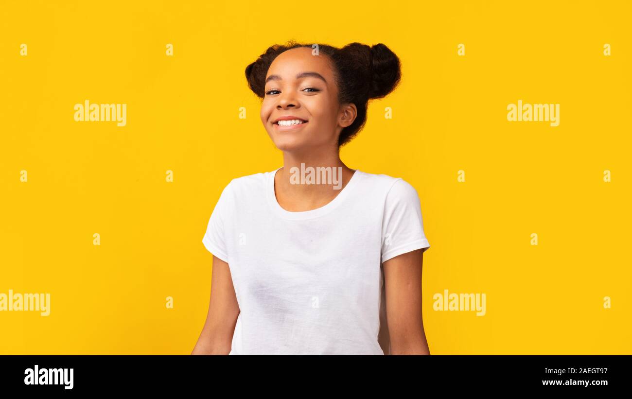 Ritratto di certi black teen sorridente in telecamera Foto Stock