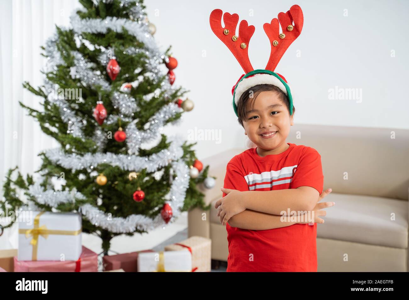 Felice asian madre mise santa hat sul suo figlio Foto Stock
