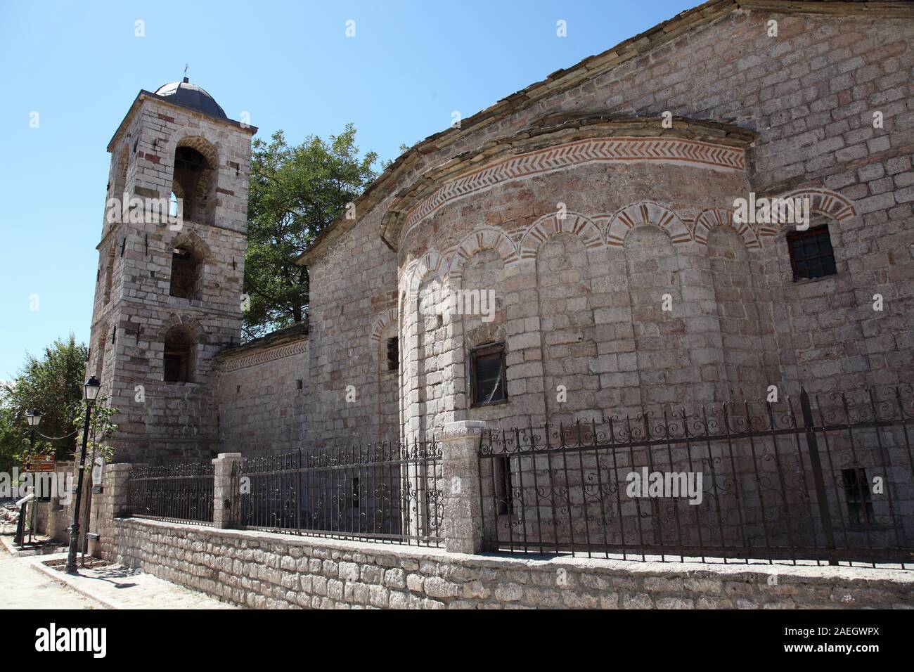In cotto a motivi geometrici nell abside e campanile della chiesa di San Nicola, costruita nel 1726, in Voskopoja vicino Korca, Albania Foto Stock