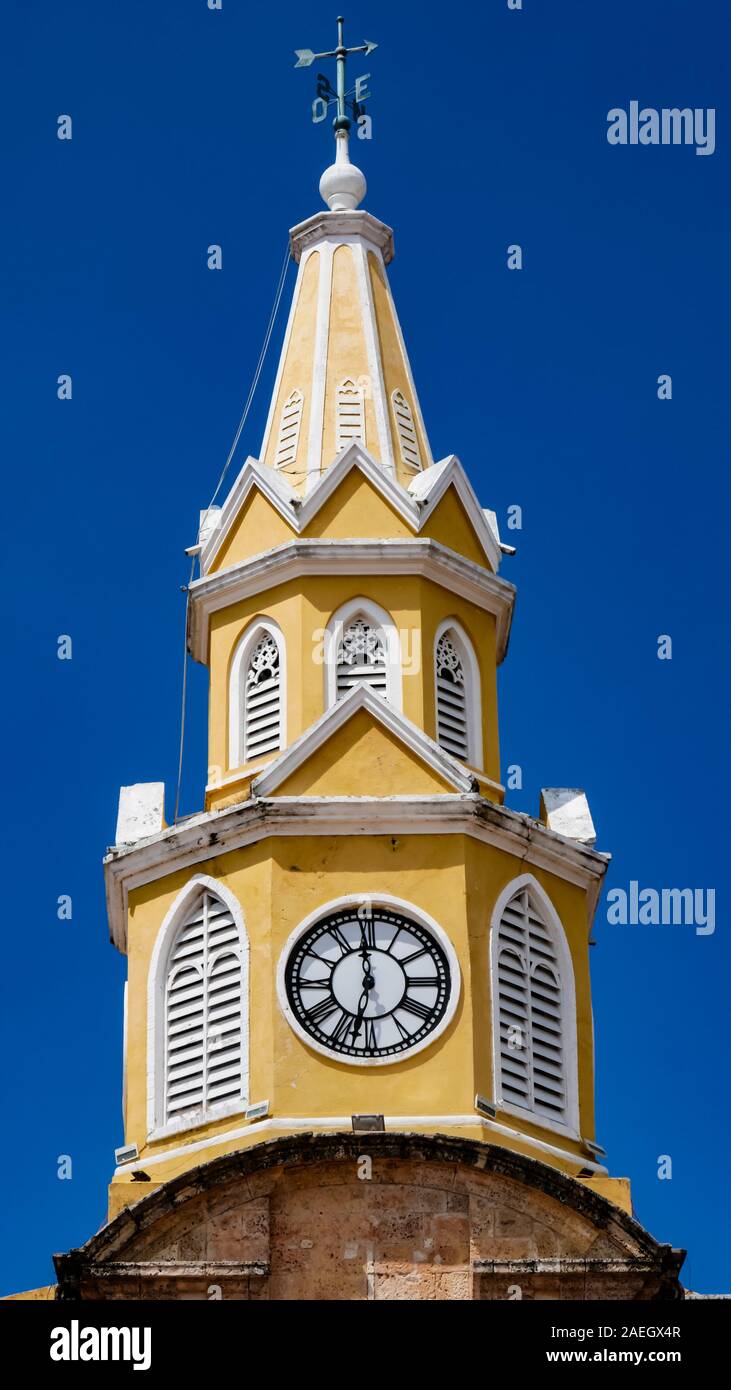 Primo piano della torre dell'orologio cancello che è l'ingresso principale nella città vecchia di Cartagena Foto Stock